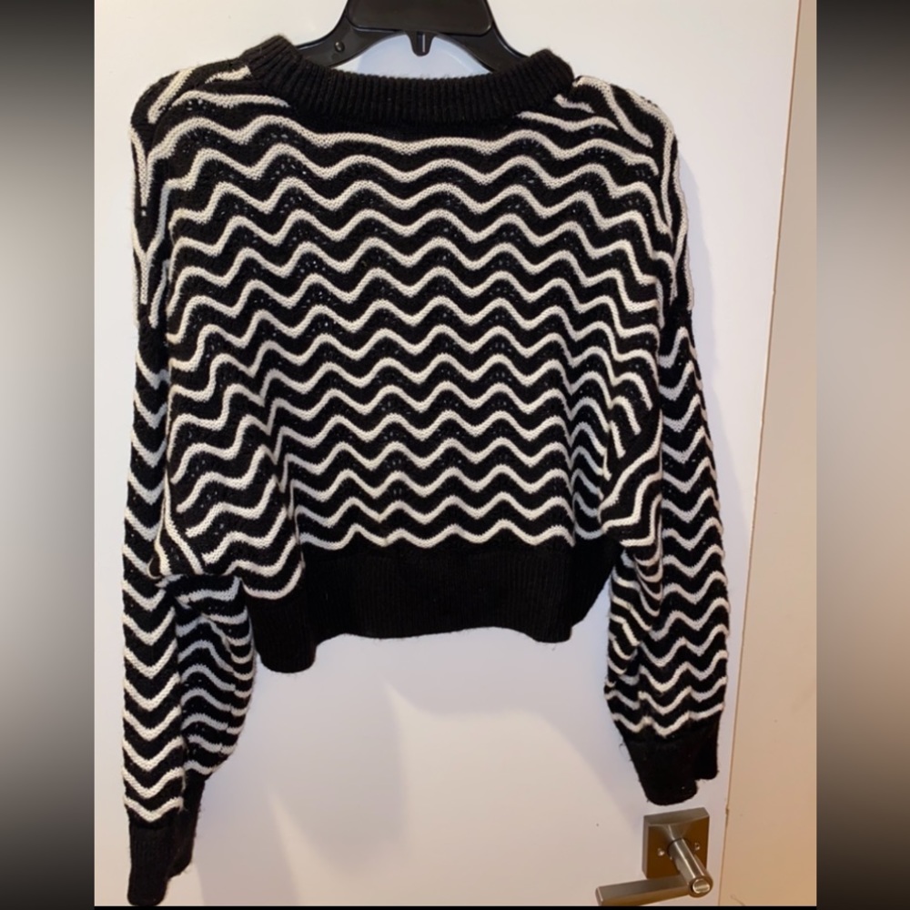 Cropped Sweater - Picture 4 of 4